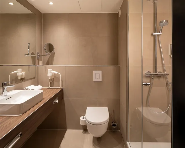 جناح جونيور، H+ HOTEL HANNOVER 3/6