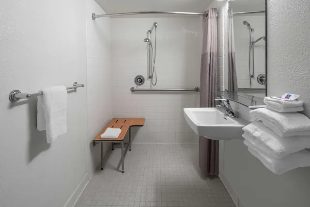 غرفة قياسية بسريرين مزدوجين لذوي الإعاقة، Motel6 Carpinteria CA Santa Barbara South 6/6