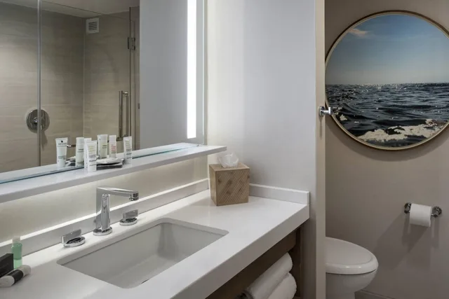 Room, King Bed, Water View, Balcony، Newport Marriott Hotel and Spa 11/16