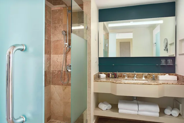 غرفة بسرير كينج بإطلالة على الحديقة مع أريكة، Marriott Puerto Vallarta Resort and Spa (ex Casa Magna Marriott Puerto Vallarta Resort and Spa) 3/7