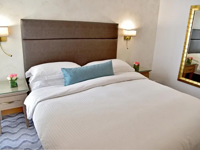 جناح بسرير كينج وسريرين منفصلين بغرفتي نوم، Gefinor Rotana Hotel Beirut 1/2