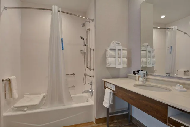 غرفة بسريرين كوين بحوض استحمام لذوي الإعاقة، Hampton Inn & Suites Nashville Downtown Capitol View, Tn 2/2