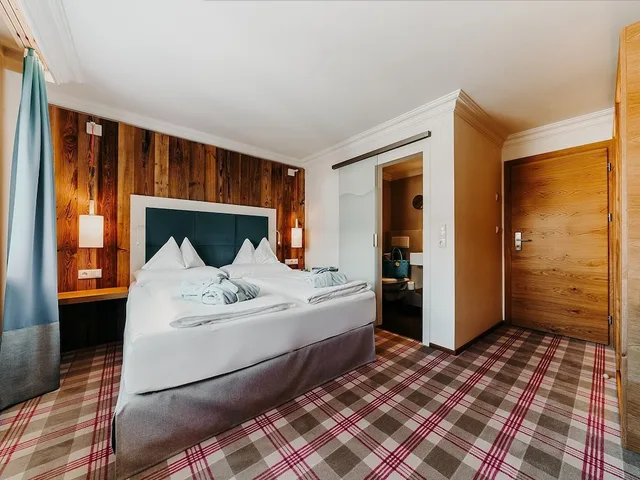 غرفة أساسية بسرير مزدوج بإطلالة على الجبل، Thermenhotel Sendlhof 1/3