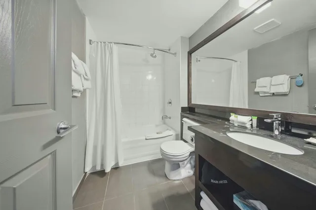 غرفة قياسية بسرير كوين، Sandman Hotel Red Deer 5/5