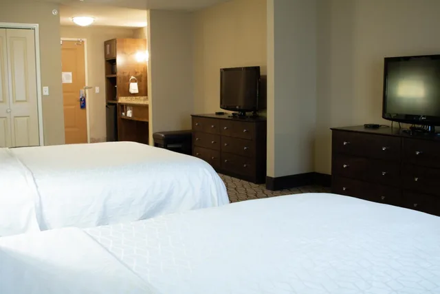 Suite, 2 Queen Beds, Sofa, Holiday Inn Express And Suites Williston 3/8