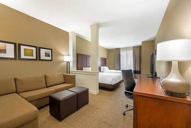 غرفة بسريرين كوين مع أريكة، Comfort Suites West Omaha, NE 10/10