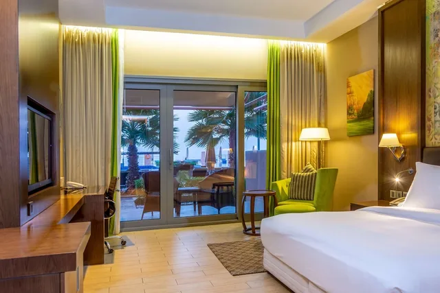 غرفة بريميوم بإطلالة على البحر بشرفة، RADISSON BLU HOTEL, SOHAR 5/10