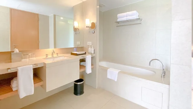 غرفة بريميوم بسرير كينج بإطلالة على الحديقة بحوض استحمام، HOLIDAY INN RESORT BARUNA BALI 7/10