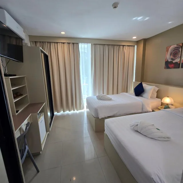 غرفة سوبيريور بسرير كينج بإطلالة على البحر بشرفة، MODERN LIVING HOTEL 5/10
