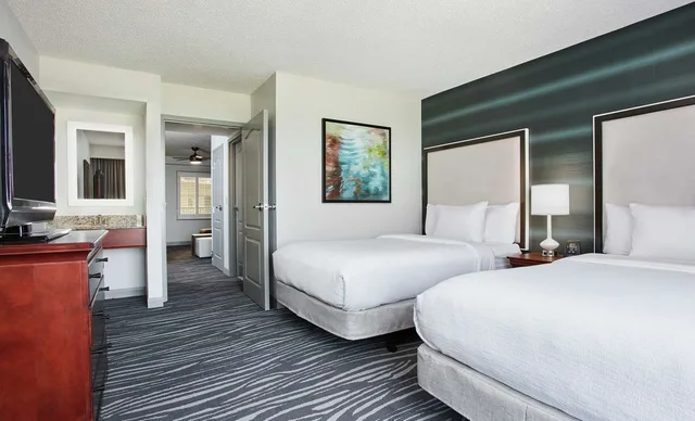 جناح بريميوم بسريرين مزدوجين بغرفة نوم واحدة مع أريكة، Embassy Suites By Hilton Orlando Airport 1/2