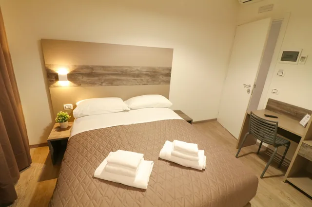 Economy, French Bed, City View، BorgoNove 1/3