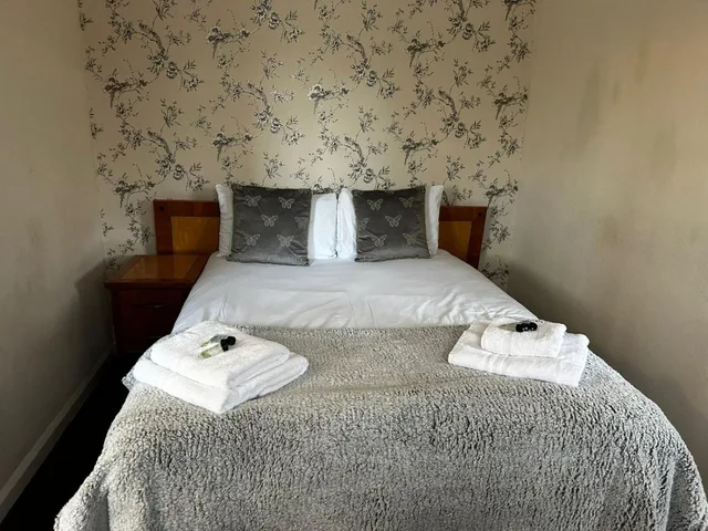 غرفة ثلاثية، The Rose and Crown Hotel 3/6