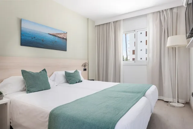 شقة سوبيريور بسريرين منفصلين بإطلالة على المسبح بشرفة مع أريكة، Olive Beach Apartments 3/10