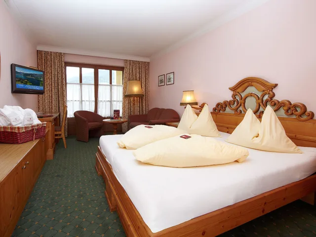 غرفة كومفورت بسرير كوين، Romantikhotel Zell Am See 2/10