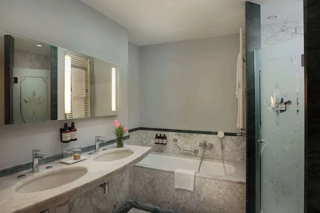Adjoining, Family, Queen Bed, with Extra Bed، NH Firenze 7/9