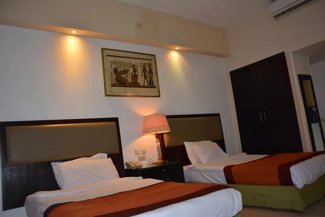 غرفة بسريرين منفصلين بإطلالة على المسبح، Desert View Hotel 1/7