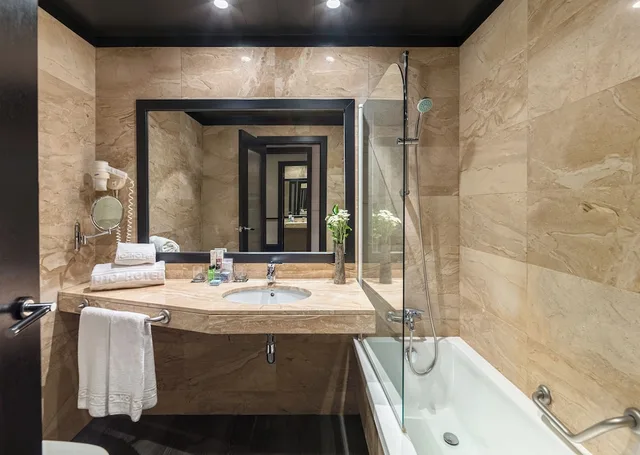جناح جونيور، H10 Marina Barcelona 5/5