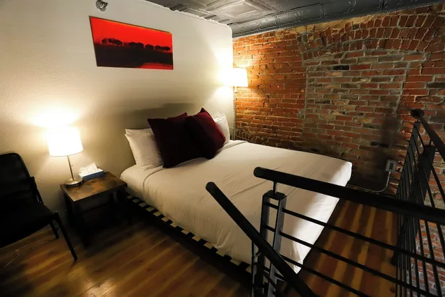 غرفة سيغنتشر بسرير كوين وسريرين منفصلين بإطلالة على المدينة لذوي الإعاقة، The Hotel Sturgis 2/10