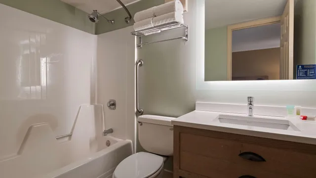 جناح بسريرين كوين بشرفة مع أريكة بمنطقة جلوس بمطبخ، Best Western Inn & Suites Rutland-Killington 7/7