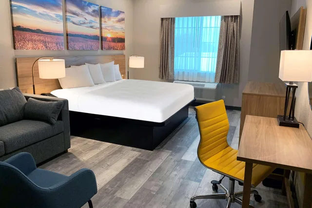 جناح بسرير كينج، Days Inn & Suites by Wyndham Greater Tomball 2/4