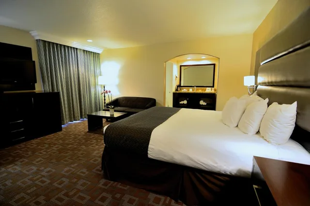جناح ديلوكس بسرير كينج، Days Inn by Wyndham Downey 1/7