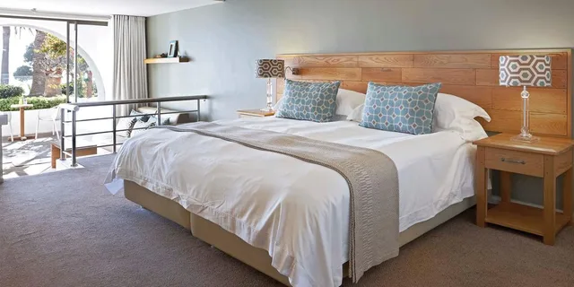 غرفة بريميير بسرير مزدوج أو سريرين منفصلين بإطلالة على البحر، The Bay Hotel 2/6