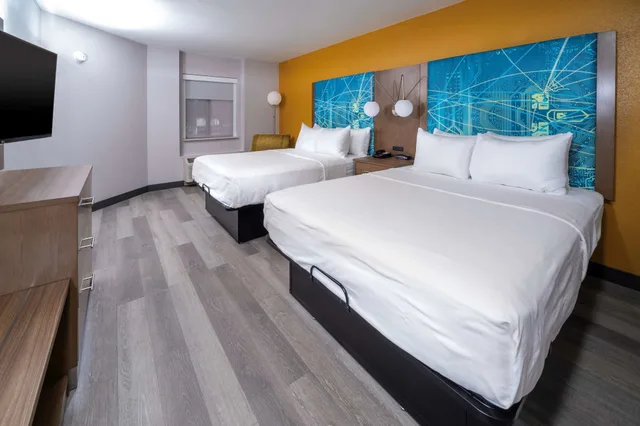 غرفة بسريرين كوين مع أريكة، Best Western Plus Raleigh Crabtree Valley Hotel 1/5