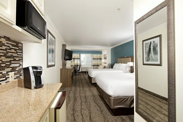 غرفة قياسية بسريرين كوين لذوي الإعاقة، Holiday Inn Express Hotel And Suites Paso Robles 4/8