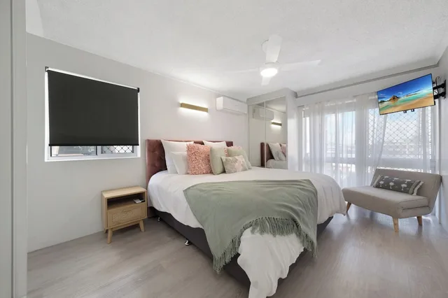 Adjoining, 1 Queen and 1 Double Bed، BAYVIEW TOWER 1/5