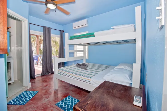 غرفة بانورامية ثلاثية بسرير كوين وسرير فردي بإطلالة على الشاطئ بشرفة بغرفة نوم واحدة، Sandbar Beachfront Hostel And Restaurant 2/4