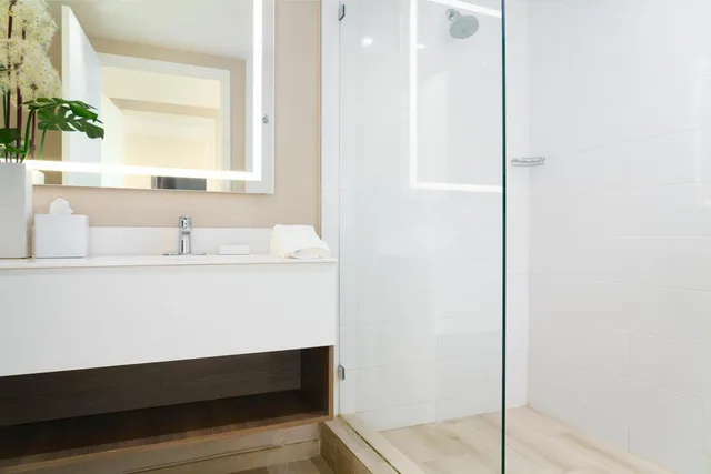 Deluxe, 2 Queen Beds, Partial Water View, Balcony, The Altair Hotel Bay Harbor Miami 6/6