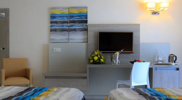 غرفة قياسية بسرير مزدوج أو سريرين منفصلين بإطلالة على المسبح بشرفة، Riviera Spa Resort - Adults Only 6/8