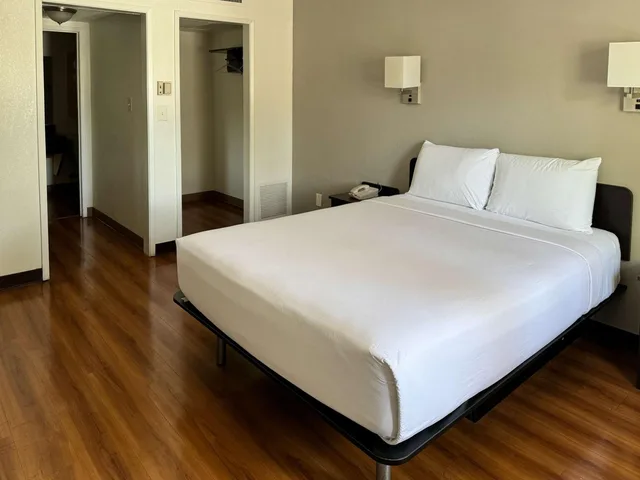 غرفة بسرير كوين، Motel6 Pomona, CA - Los Angeles 7/10