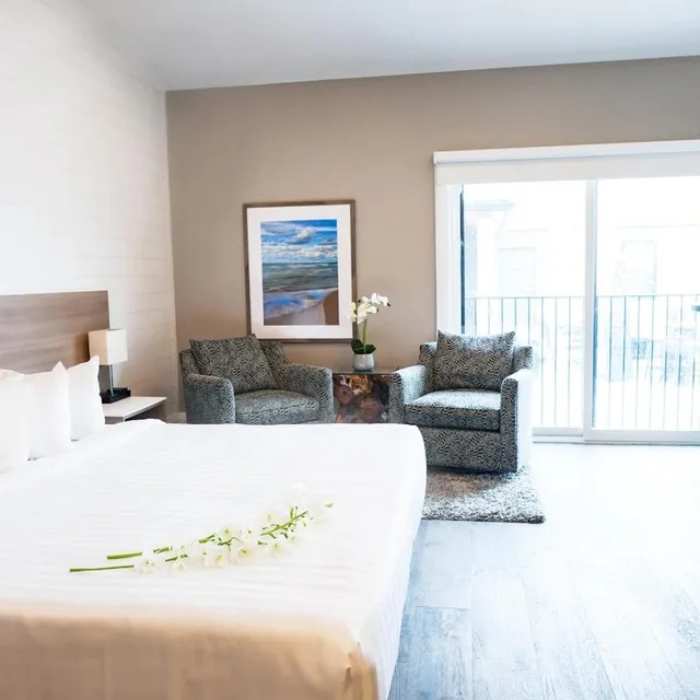 Suite, Hot Tub, Colonial Hotel & Suites 2/4
