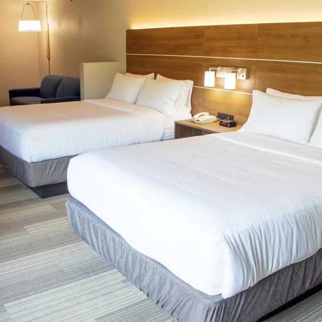 جناح بسرير كوين مع أريكة، Holiday Inn Express & Suites Lexington Dtwn Area-Keenland 1/9