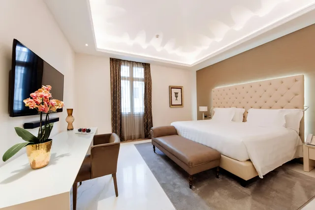 King Prestige Room, Comp Wifi/Espresso/55 Inch Hdtv/Ac, 30 Sqm/Safe/Minibar/Comp Water/Usb Ports، Aleph Rome Hotel Curio Collection by Hilton 1/2