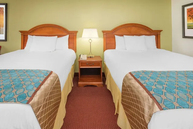 جناح بسريرين كوين بغرفة نوم واحدة مع أريكة، Baymont By Wyndham Orangeburg North 2/2