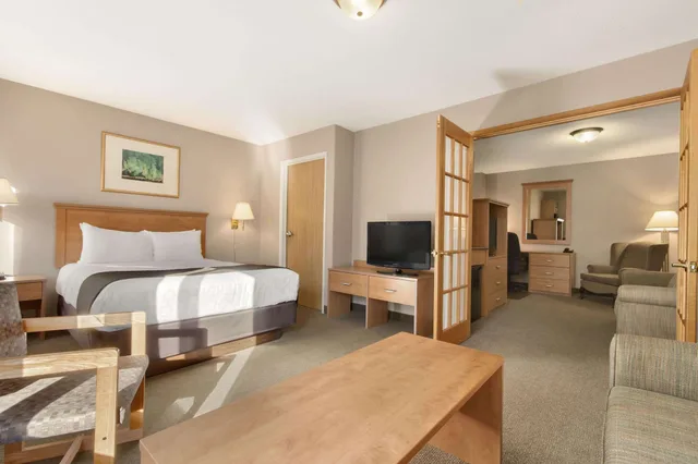 جناح عائلي بسرير كينج مع أريكة، Days Inn & Suites by Wyndham Thunder Bay 2/4