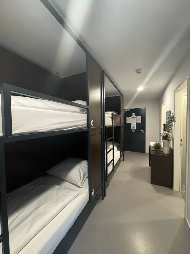 غرفة قياسية بأسرّة بطابقين بإطلالة على الفناء بشرفة، AR City Hotel Berlin 5/7
