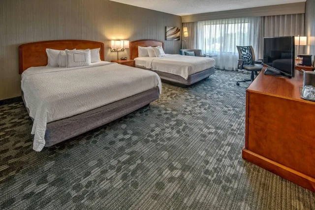 غرفة بسريرين كوين بإطلالة على الفناء بحوض استحمام لذوي الإعاقة، Courtyard by Marriott Springfield 1/3