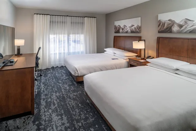غرفة بسريرين كوين مع أريكة، Delta Hotels By Marriott Huntington Mall 1/7