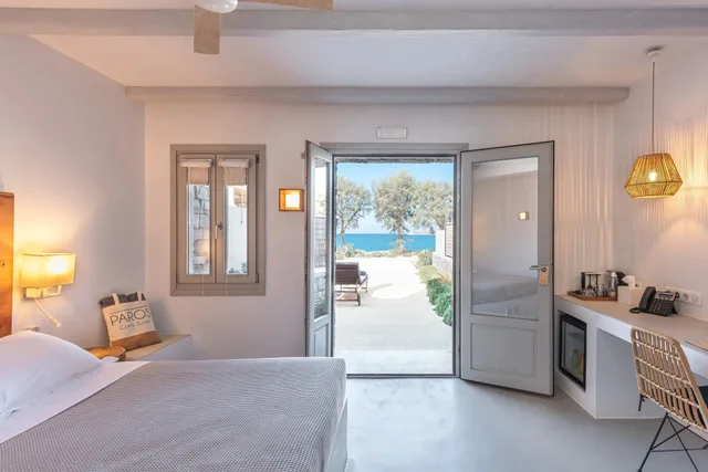 جناح بسرير كوين بإطلالة على البحر، Paros Comfy Suites 1/3