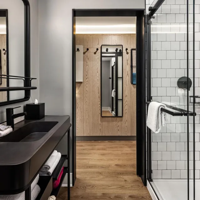 غرفة بسرير كينج بحوض استحمام لذوي الإعاقة، Moxy Madison Downtown 2/2