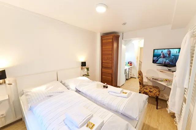 Apartment, Twin Beds, Marion Weber House 4/10