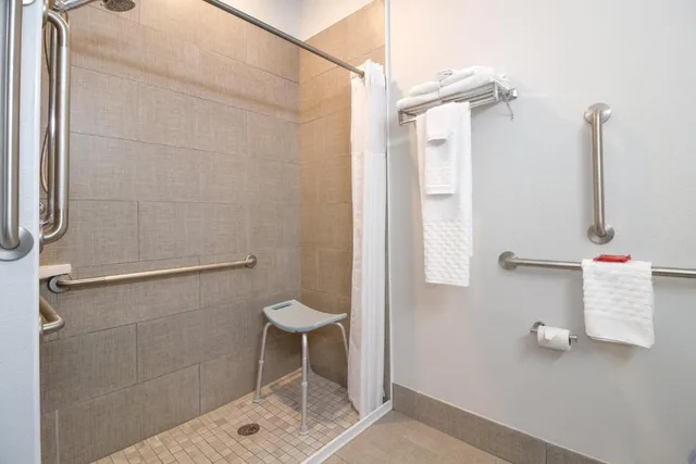 غرفة بسرير كوين لذوي الإعاقة، Quality Inn Shallotte near Ocean Isle Beach 3/3
