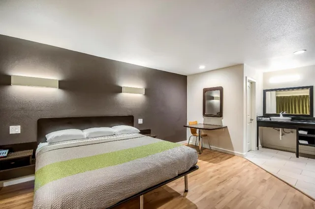 1 King Bed - Mobil Acc Ri Shwr Nsmk Kitchen، Studio6 Huntsville, TX 5/9