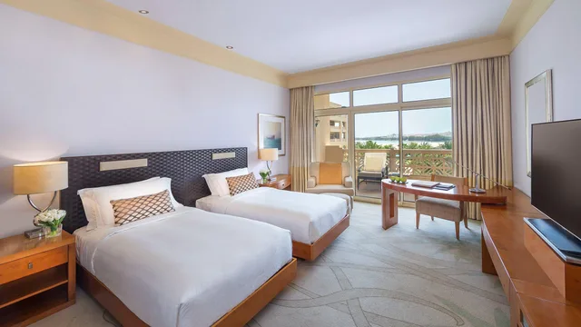 غرفة بسريرين منفصلين بإطلالة على البحر، Grand Hyatt Doha Hotel and Villas 1/2