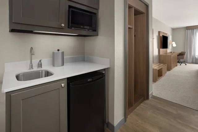 غرفة قياسية بسرير كينج مع أريكة، Holiday Inn Midland 8/8