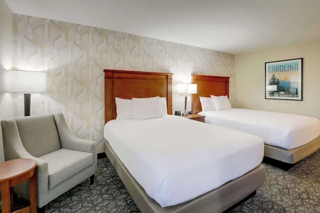 غرفة بسريرين كوين، Drury Inn & Suites Charlotte University Place 2/5