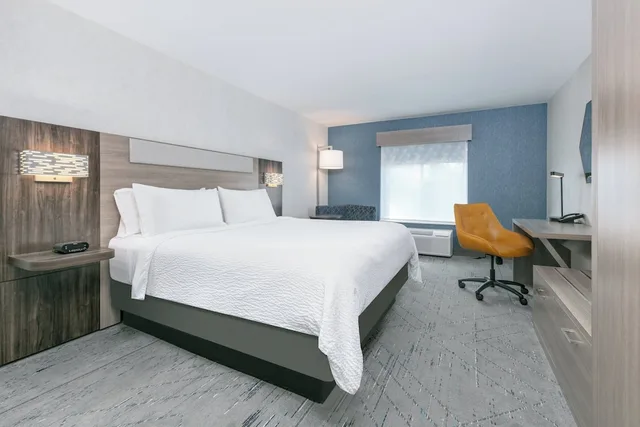 جناح بسرير كينج مع أريكة، Holiday Inn Express Hotel Suites Valparaiso 2/6